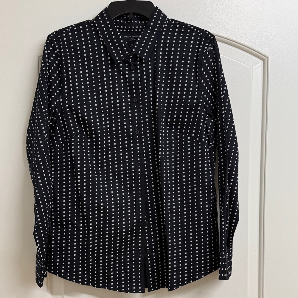 NWOT Women’s tailored Banana Republic Black and White Polka Dot Blouse
